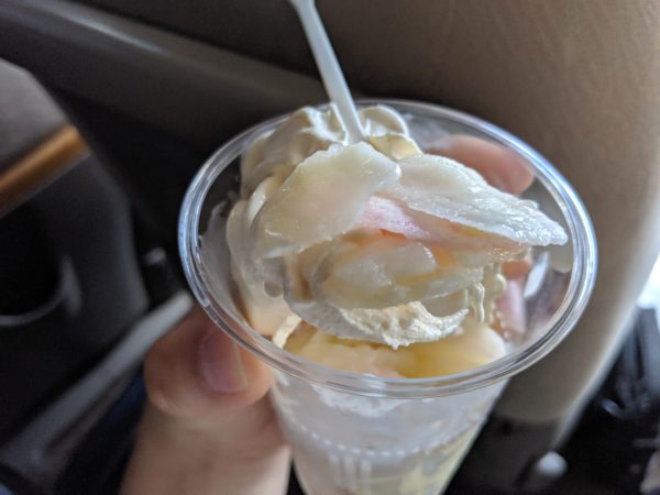ソフトクリームと白桃の写真